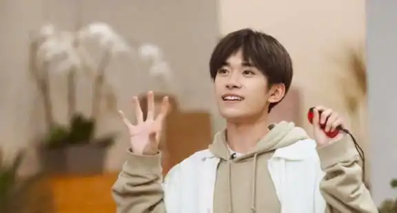 黄子韬正面刚传言晒与易烊千玺的亲密合作剧照,兄弟感情太好嗑