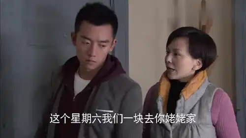 爱的秘笈小强闷闷不乐,在房间里拿着手镯看
