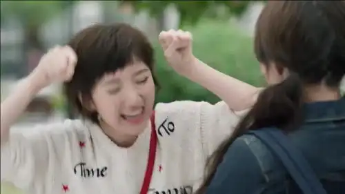 微微一笑很倾城美女去上课,却看到毛晓彤向自己炫耀,竟做出这事