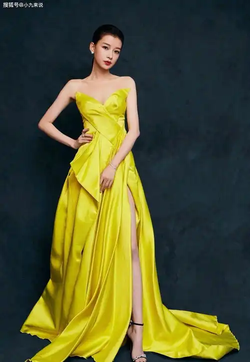 孙怡罕见晒亲子照,穿紧身裤出镜,网友小细腿与女儿一样细
