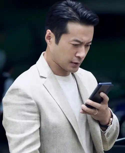 扫黑风暴谭凯没学过表演,为单身老妈回家乡,48岁不强求爱情