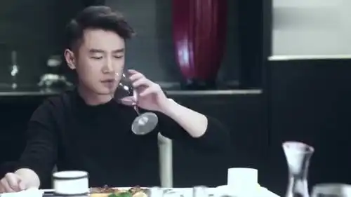 急诊科医生秦宇宁江晓琪一起吃饭,谈到溶栓剂,不再追究了