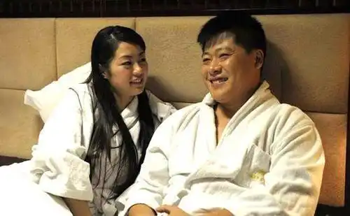 谢永强穿秋裤出镜,露出关键部位太尴尬,娇妻挺着大肚装婴儿床
