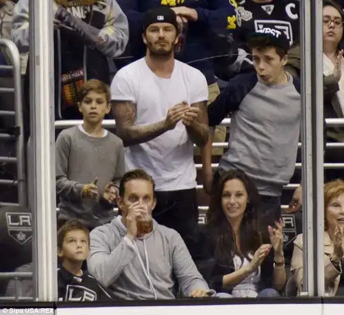 小贝观赛猛亲爱女贝嫂紧搂儿子母性大发
