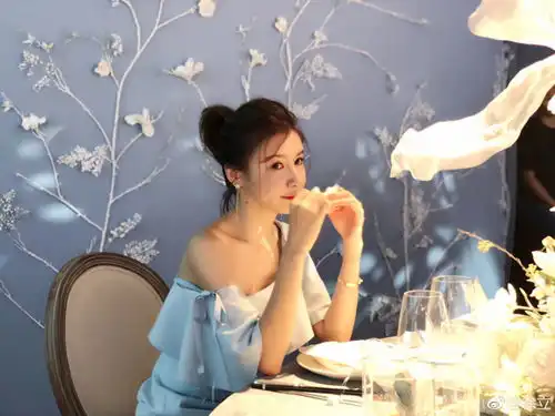 张馨予婚后首晒婚礼九宫格婚礼现场蓝白辉映如梦似幻
