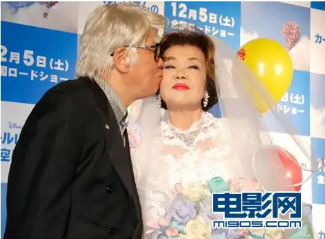 飞屋环游记东京试映野村教练现场热吻老伴