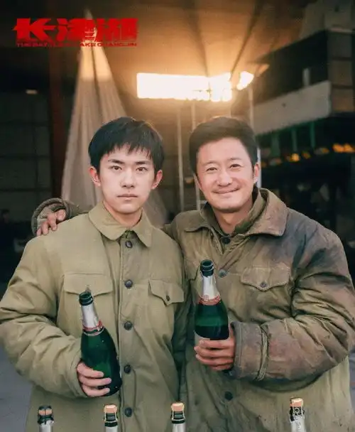 易烊千玺长津湖杀青照,目光坚毅一身正气,与吴京同框显稚嫩