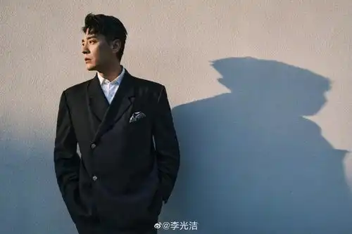 李光洁多巴胺穿搭出席gq,成全场最亮眼的叔,不愧是叔圈之光
