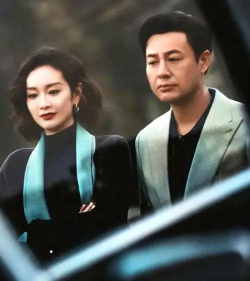 霸气张颂文狂飙剧组红毯造型夸张,高叶真空上阵张译手脚忙乱