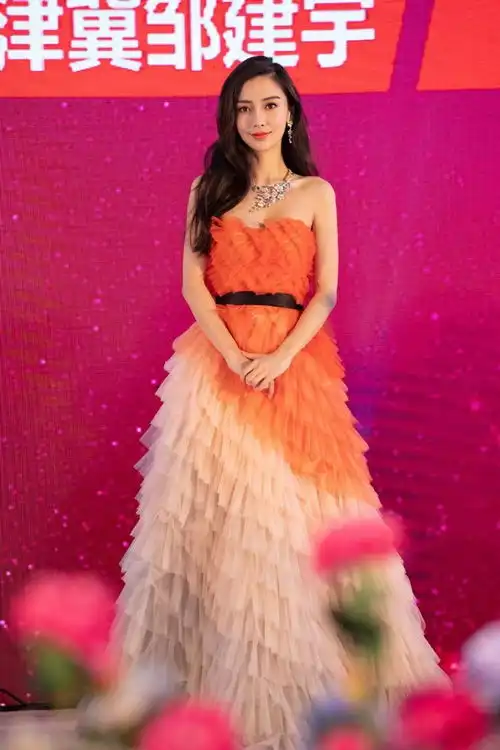 杨颖着抹胸装真美,锁骨上窝可养小金鱼,网友瘦太美
