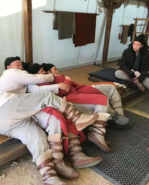 刘亦菲李连杰给花木兰配音,电影幕后太搞怪,刘亦菲看男人叠罗汉

