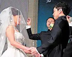 关颖珊披verawang奢华婚纱甜蜜大婚盘点穿verawang婚纱的女星