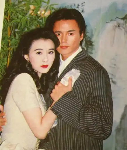 20年前拍还珠格格时,赵薇怀里抱的孩子竟是小沈阳网友笑翻了