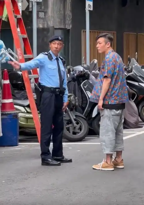 组图梦回头文字d陈冠希陈小春偶遇相谈甚欢