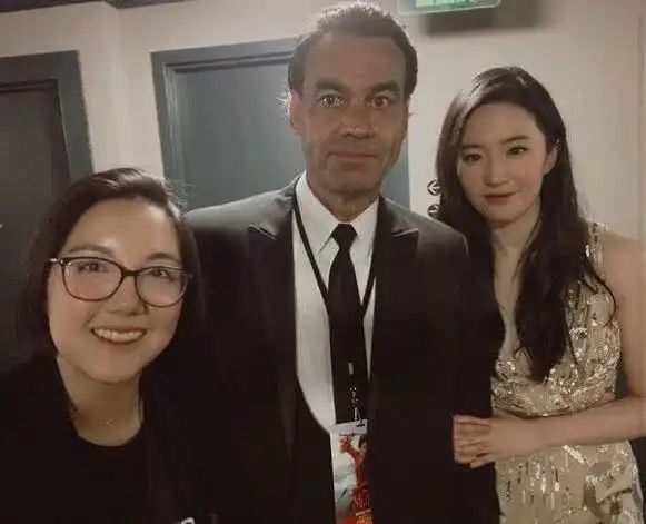 刘亦菲晒花木兰首映幕后照,合影不爱抢c位,凭1句话获众人好感