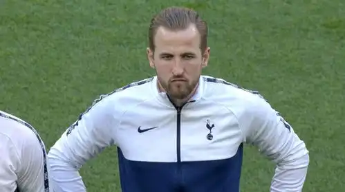 热刺球迷不满意凯恩穿拖鞋第二次出来谢场,孙兴慜眼神怪怪的