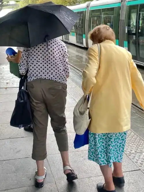 这个秋季巴黎街拍赢了,简约自然又时尚,牛仔裤配球鞋一样美
