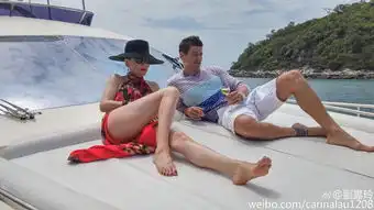 刘嘉玲大秀性感美腿躺游艇与外国帅哥对饮
