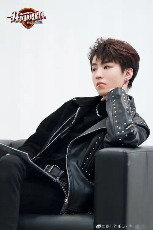 王俊凯我们的乐队高清剧照送达铆钉流苏双拼皮衣look释放摇滚之魂