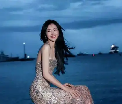 汪小姐唐嫣首次亮相戛纳红毯,成为第一个有官方特写的中国演员
