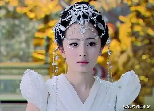 杨幂早年青涩照曝光五官精致皮肤白皙,如同一位清纯可人的学生
