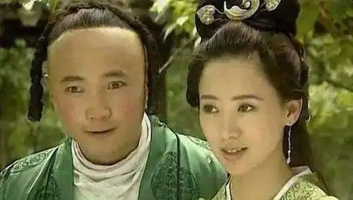52岁翁虹现身商演,第一段婚姻被骗后净身出户,与现任丈夫是闪婚
