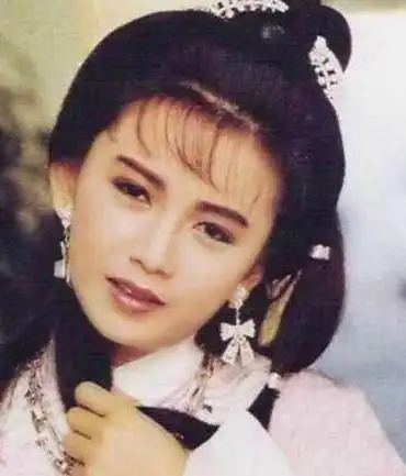 与梁朝伟同居6年分手,独自将儿子抚养长大,如今儿子是她骄傲
