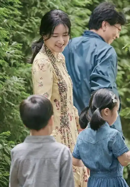 大长今嫁入豪门11年,生下龙凤胎,49岁复出,人气直逼宋慧乔
