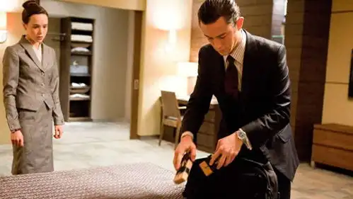 现实与梦境的探索融合,引发了现实的痛苦与梦境逃避的深刻思考