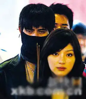 周渝民新剧即拍戴黑色大口罩上香惹众议论
