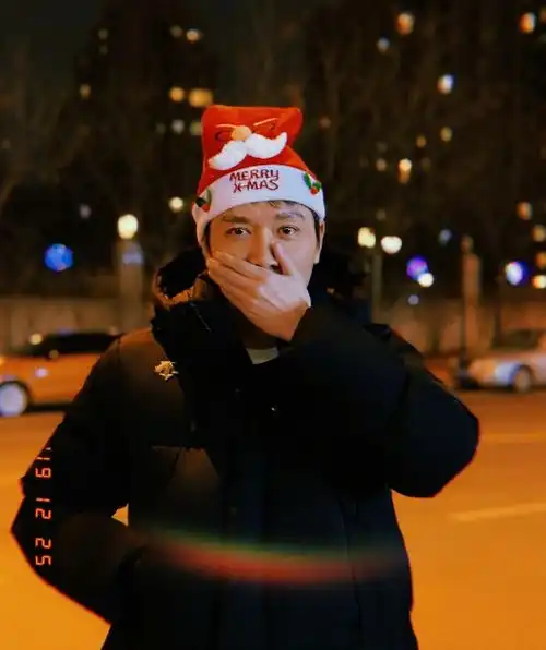 冯绍峰的老婆视角火了,两人头戴帽子凹造型共庆圣诞,甜炸
