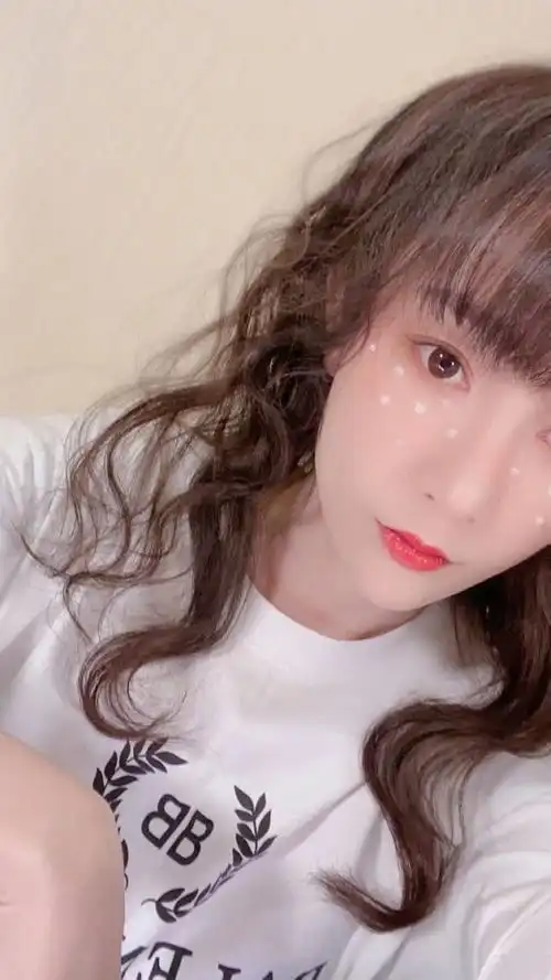 张檬晒美照波浪卷发配樱桃唇女人味十足