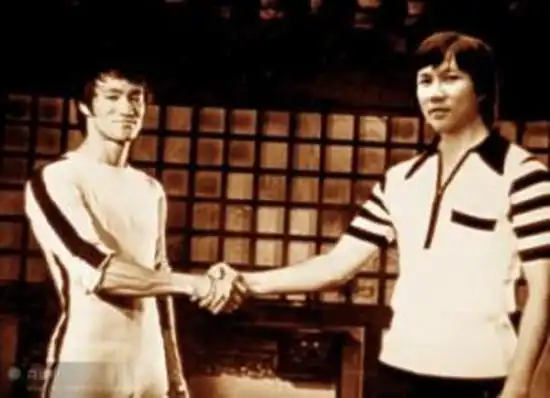 此人是李小龙师弟,曾经比成龙红,疑因赵雅芝而出家
