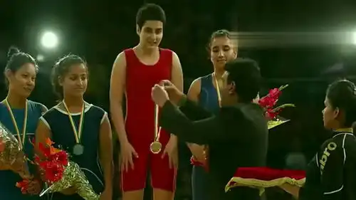 摔跤吧爸爸女儿拿下不少冠军,女儿长大了,也替父亲实现梦想
