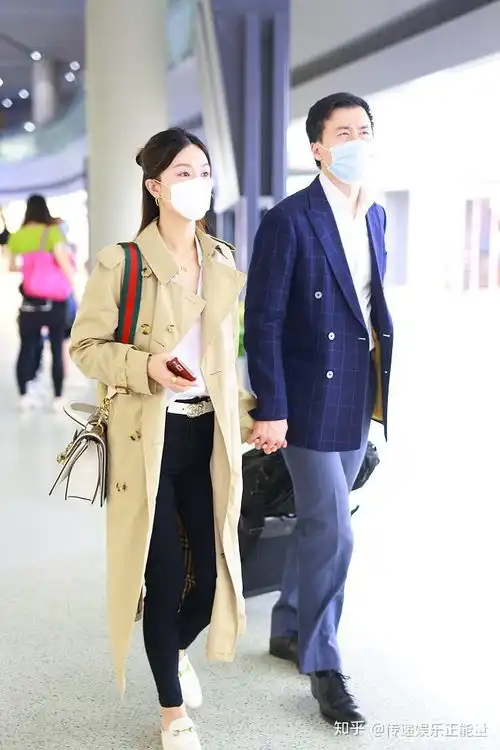 文咏珊对镜挥手甜美可人,与老公罕见牵手秀恩爱,她确实很迷人
