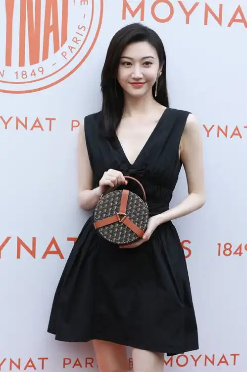 景甜亮相三里屯梦回司藤,穿小黑裙气质高冷,就是法令纹拖后腿了