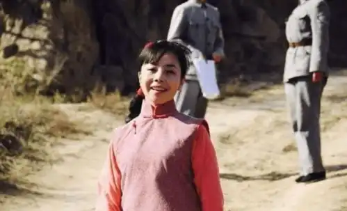 她是国家一级演员,因买不起房放弃名利回农村,放牛种农田成日常