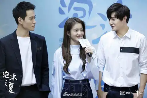 组图探班泡沫之夏秦俊杰帅气张雪迎甜美