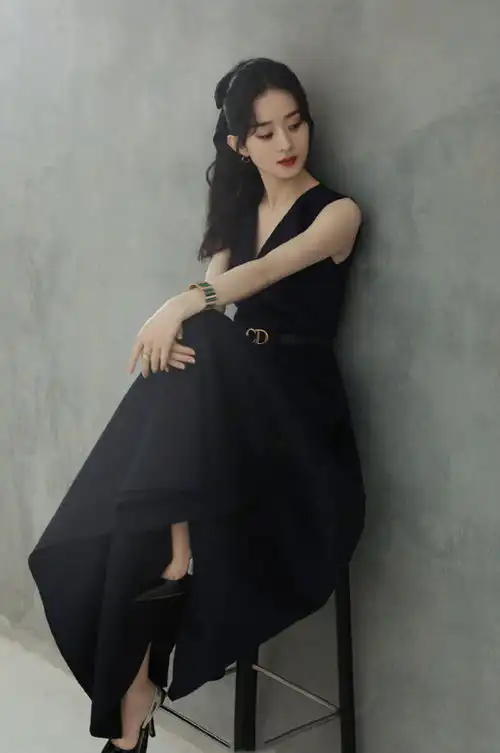 景甜现身三里屯,生图下法令纹明显,但穿小黑裙气质高冷梦回司藤