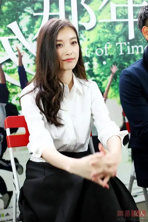 匆匆那年三天两亿倪妮红裙回眸获赞
