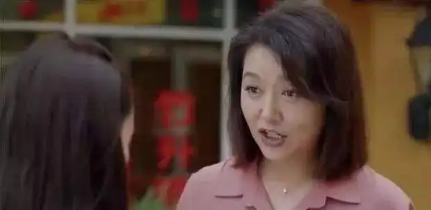 抛弃王志文与高曙光闪婚,又恋上小9岁靳东,今演董洁的妈