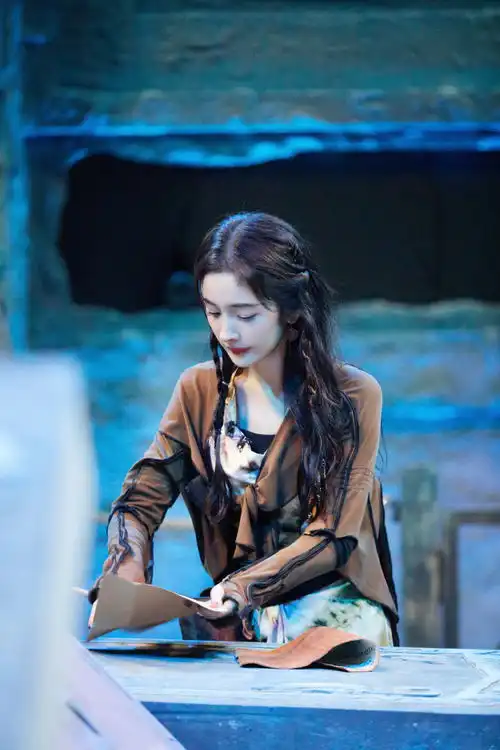 杨幂卷发造型梦回仙剑三唐雪见
