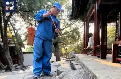 颐和园保洁员火出圈背后,吊打多少文化人,评论区真相了