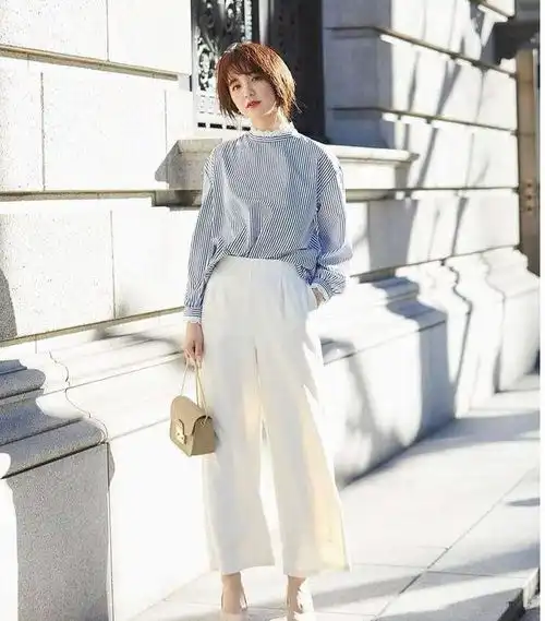 夏天穿腻了白衬衫,不如试试条纹衬衫,照着穿优雅清新又减龄