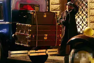 一步之遥太任性百年lv古董箱包助阵
