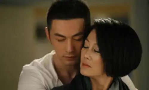 她年轻时这么美,为给儿子治病穷困潦倒,现与女儿同框似姐妹
