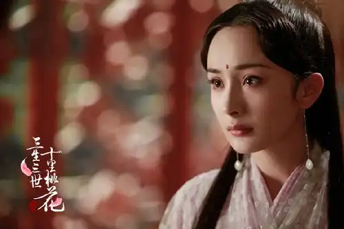 三生三世中地位比东华帝君高的神仙有七个,其中一个是天君