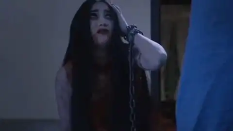 米说看电影七分钟看完史上最怂女鬼被一个巴掌打趴在地泰国恐怖电影奶奶
