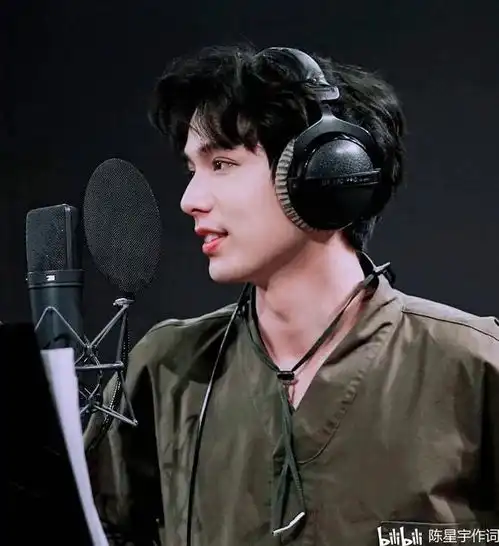 泰版肖战王一博合脸冷少job泰剧奇迹熊先生里面暴躁男孩
