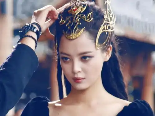 斗破苍穹之少年归来相比辛芷蕾版的美杜莎,王秀竹版的变化喜人
